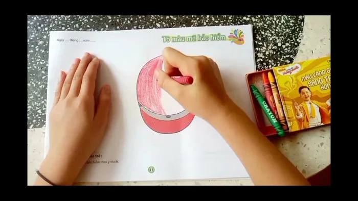 Hướng dẫn trẻ tô màu chiếc mũ bảo hiểm. Nhà trẻ 24- 36 tháng, cô giáo Hoàng  Thị Hồng