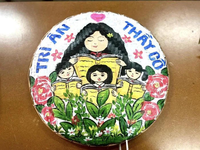 Vẽ tranh trên mẹt tre, hoạt động 20-11 độc đáo của học trò Trường THCS Dĩ  An (Bình Dương)