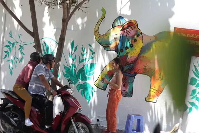 Vẽ tranh tường dọc đất nước kêu gọi bảo vệ động vật hoang dã