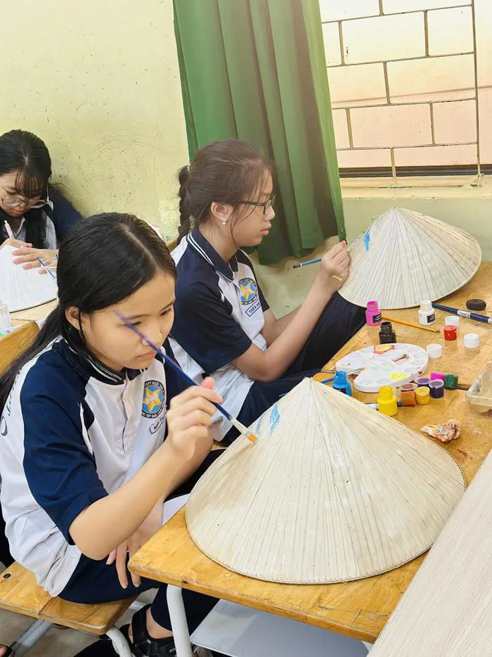 HỌC SINH LỚP 6 TÌM HIỂU VỀ LÀNG NGHỀ TRUYỀN THỐNG Ở VIỆT NAM, TRẢI NGHIỆM VẼ  TRÊN NÓN LÁ