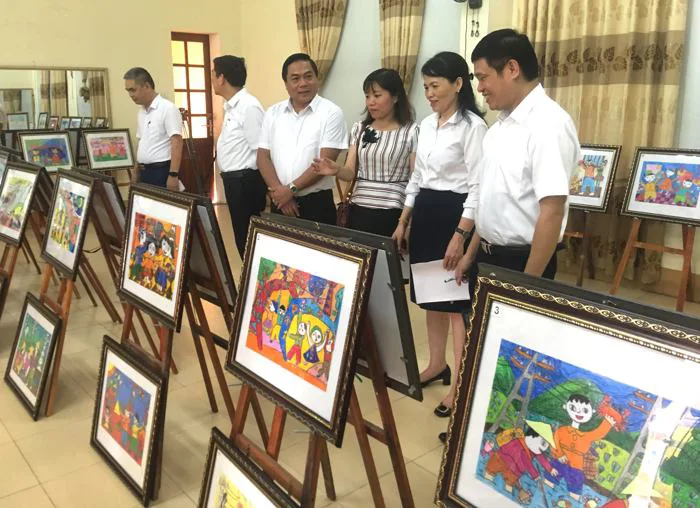 Thiếu nhi Nghệ An vẽ tranh tuyên truyền an toàn trong sử dụng điện