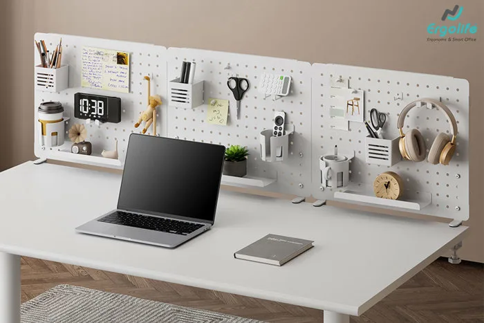 5 cách decor bàn làm việc với bảng treo Pegboard gọn gàng và sáng tạo hơn