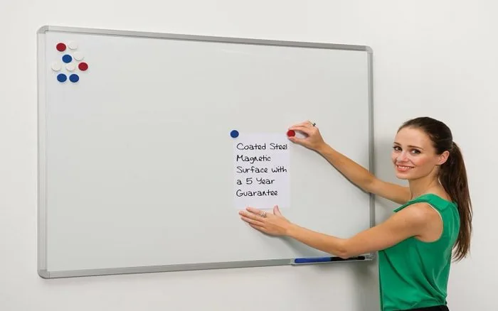 Bảng từ trắng hít nam châm là gì? Những lợi ích vượt trội của sản phẩm