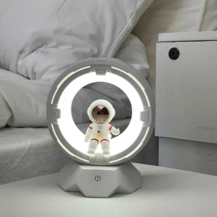 Đèn Ngủ Phi Hành Gia Trong Vòng Tròn Nhựa Cao Cấp 3