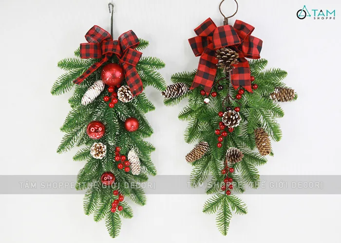Cành thông treo Noel lá PE nơ đỏ caro D60cm CTHTR-X-01