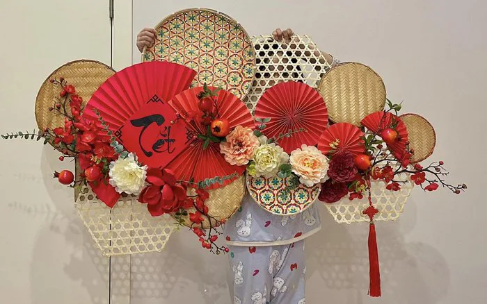 Mẹ đảm chi 1,5 triệu cùng con gái trang trí Tết đẹp lung linh