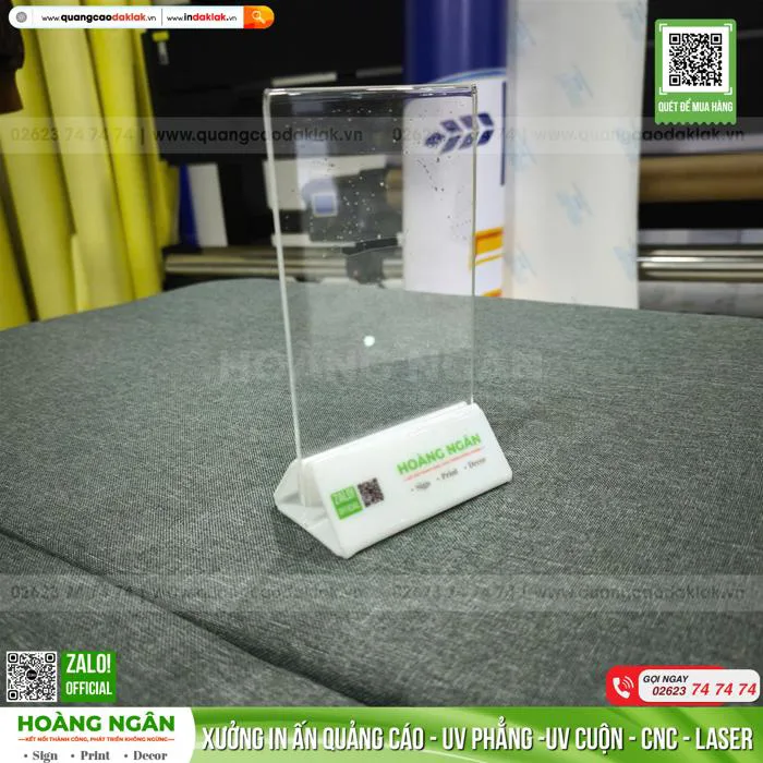 Kệ Mica 10x15cm đế tam giác