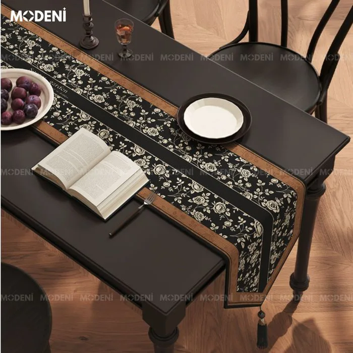 Khăn Trải Bàn Black Floral 200cm – Hoa Trắng Đen Cổ Điển Sang Trọng – MODENI