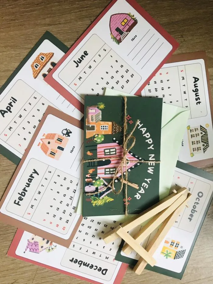 LỊCH ĐỂ BÀN 2024 CHÂN GỖ HANDMADE A6 TRANG TRÍ BÀN HỌC, BÀN LÀM VIỆC  T.CRAFT HOUSE (TẶNG KẸP GỖ VÀ BAO THƯ THƠM)