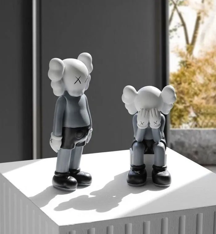 Mô hình gấu Kaws trang trí nội thất độc đáo, đẹp mắt cho phòng khách