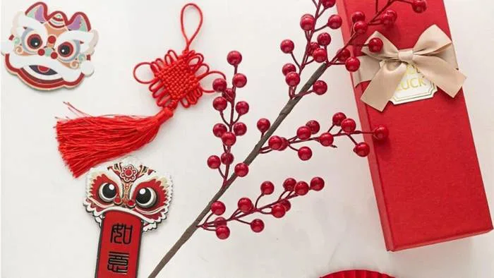 Top 30+ mẫu phụ kiện trang trí giỏ quà tết đẹp, giá rẻ