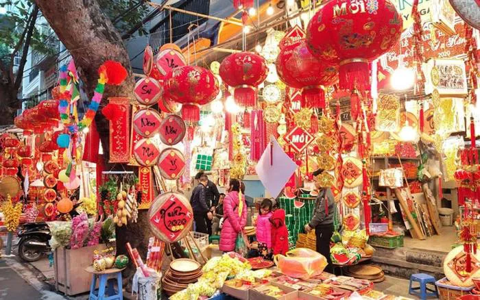 Phụ kiện trang trí Tết đa dạng, người tiêu dùng thỏa sức lựa chọn