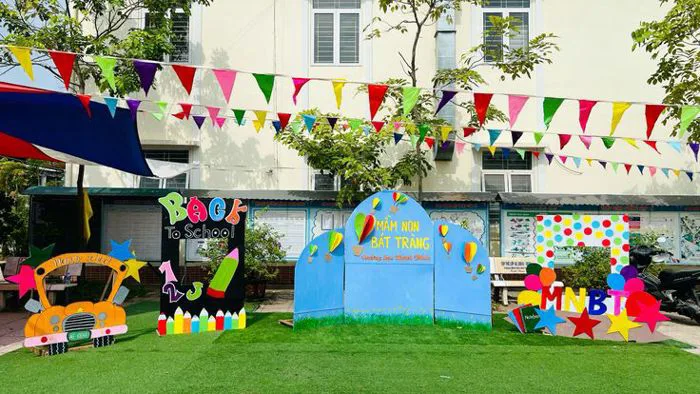 Mẫu trang trí khai giảng trường mầm non đẹp - ONEKIDS