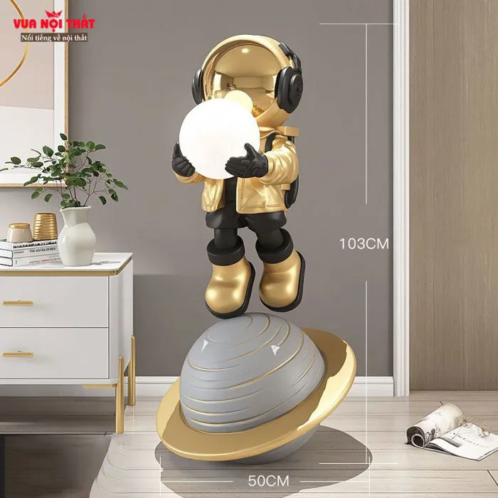 Tượng phi hành gia ôm đèn trên vũ trụ TTT24 giá rẻ | Vuanoithat